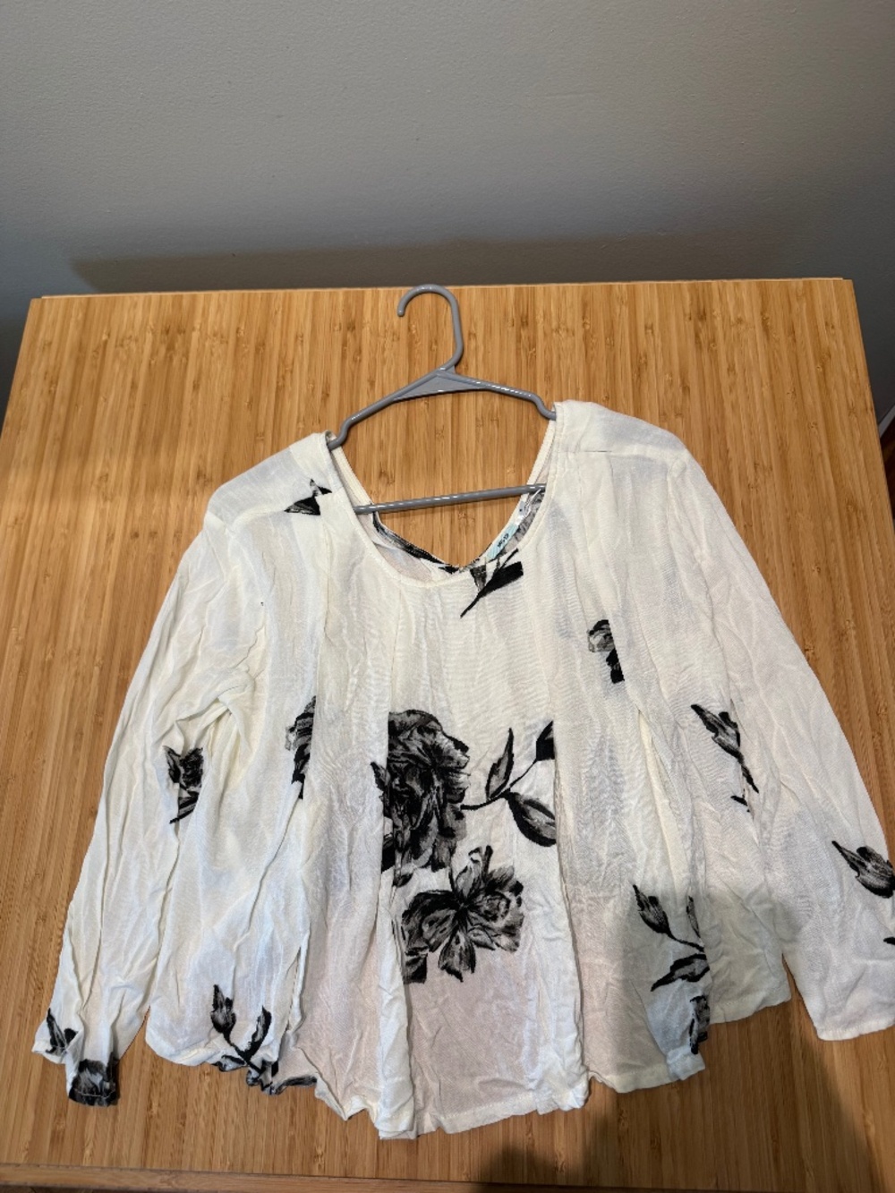 Kimchi blue flowy cropped top with black and white floral details